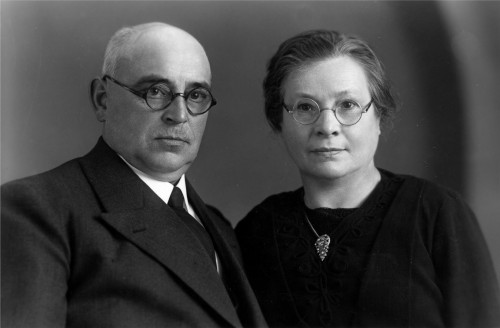 Johannes van der Wiel met zijn tweede vrouw Martje Korf op 31 maart 1937. [Collectie Tjerk Karsijns, Roden]
